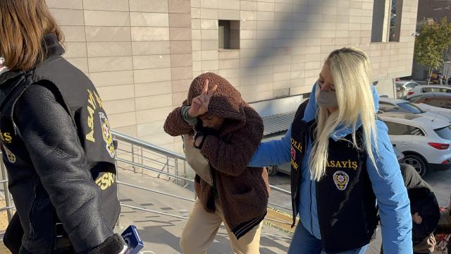 Dolandırıcılık zanlısı 2 kadın adliye önünde pişkince zafer işareti yaptı: Yapamadıklarımızı yapacağız