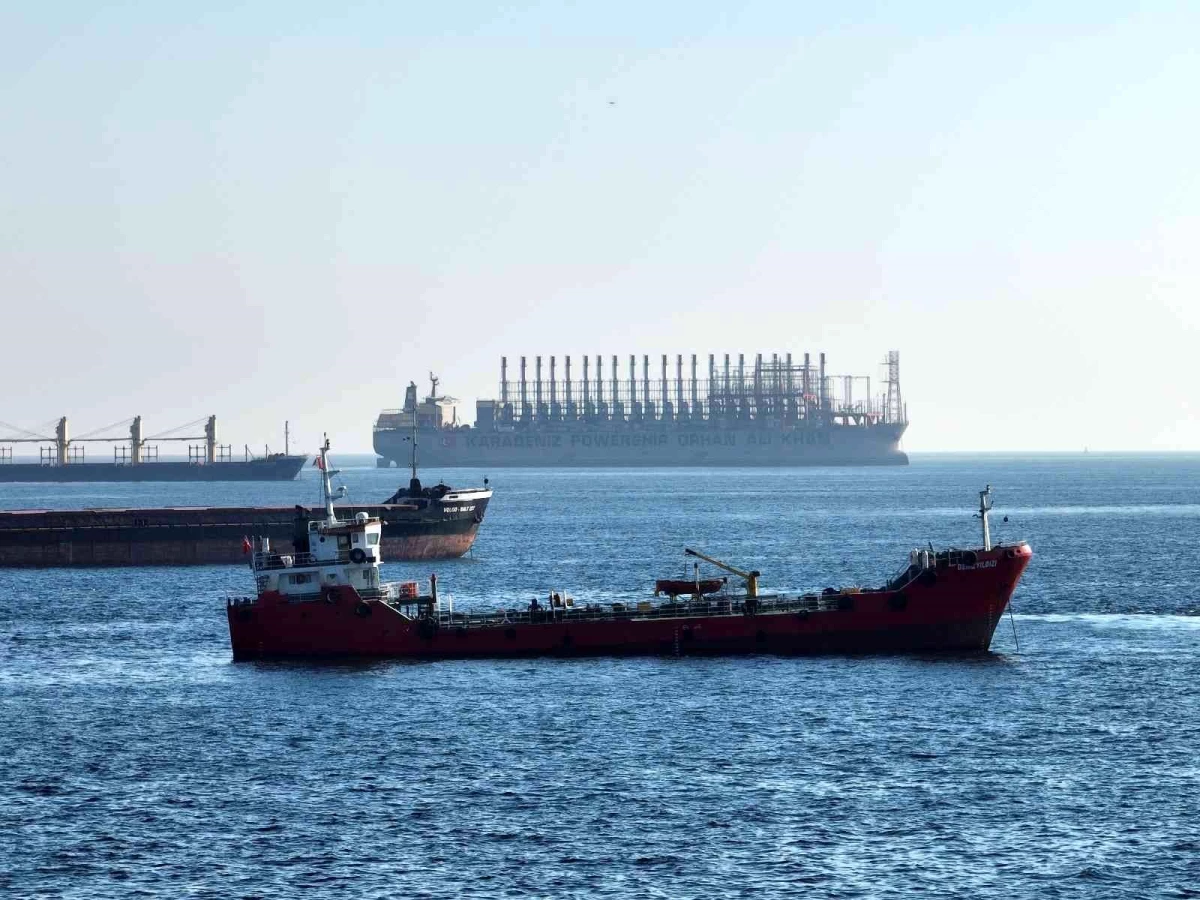 Dünyanın en büyük enerji gemisi İstanbul\'da