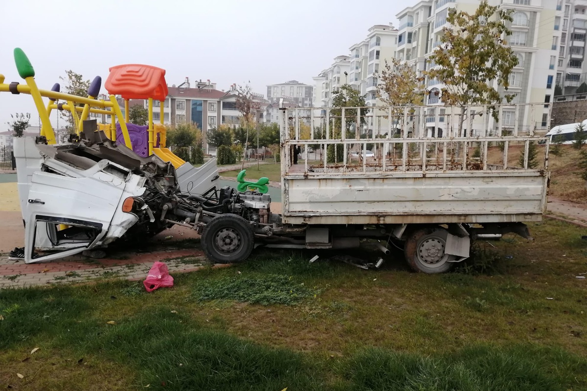 Elazığ\'da kupası açılan kamyonetin salıncağa çarpması sonucu sürücü ağır yaralandı