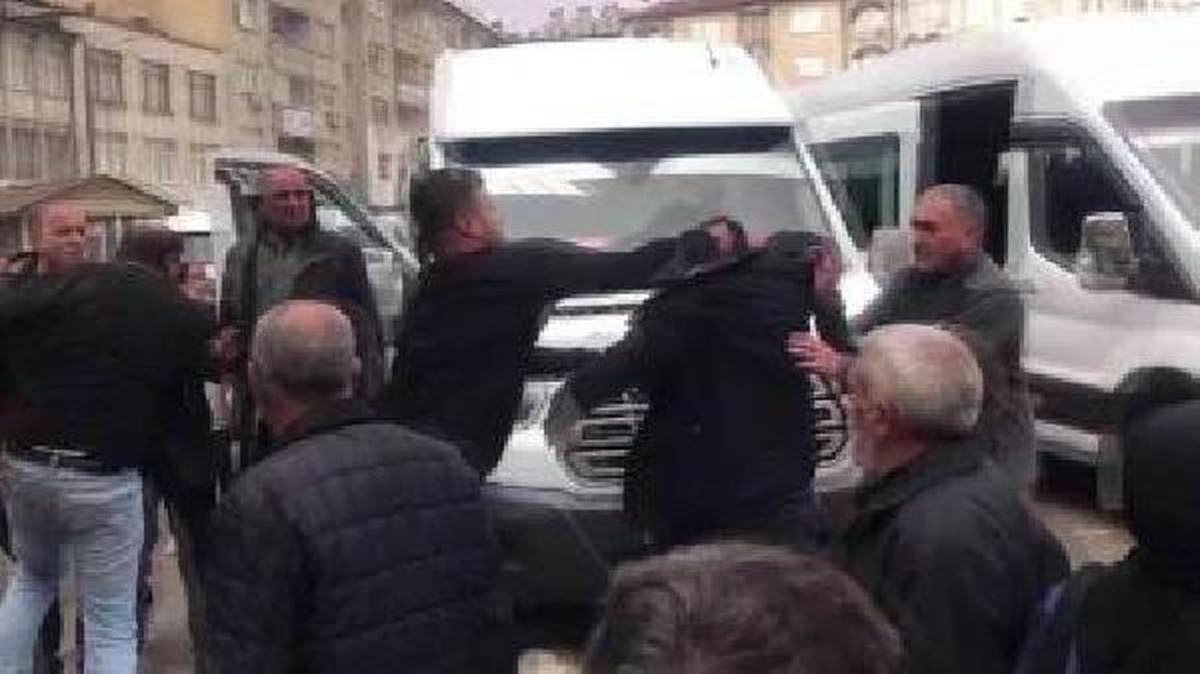 Elazığ\'da minibüs şoförlerinin kavgası kamerada
