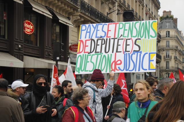 Fransa'da binlerce kişi zam isteyerek sokaklara döküldü