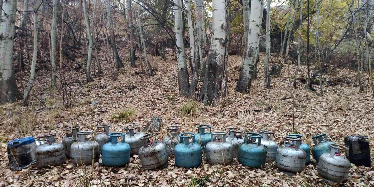 Hakkari\'de toprağa gömülü 18 dolu tüp ve 40 litre mazot ele geçirildi