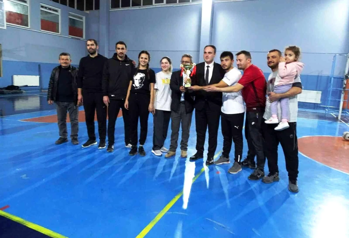 Hisarcık\'taki voleybol turnuvasının şampiyonu Şehitler Ortaokulu oldu