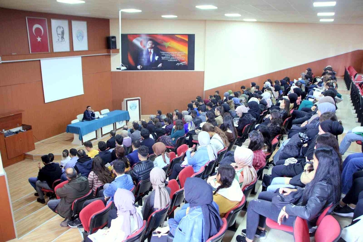 "İdealden Pratiğe Atatürk\'ü Anmak " Konferansı