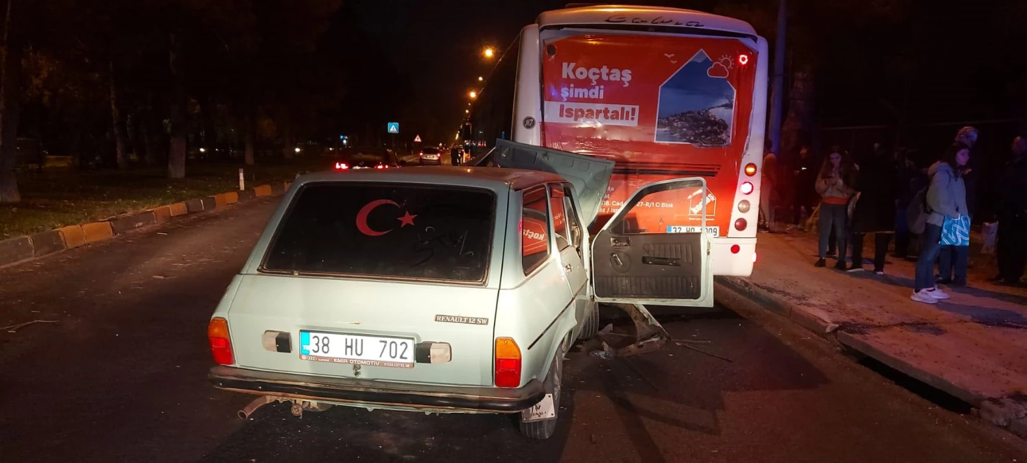 Isparta\'da otomobilin halk otobüsüne çarptığı kazada 4 kişi yaralandı