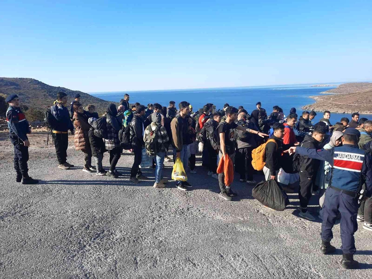İzmir\'de yurt dışına kaçmaya çalışan 180 göçmen yakalandı