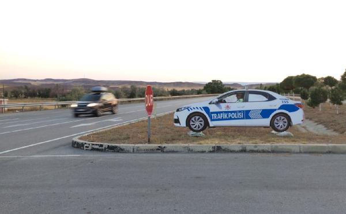 Maket polis aracını görüp kaçan şahıslar uyuşturucu ile yakalandı