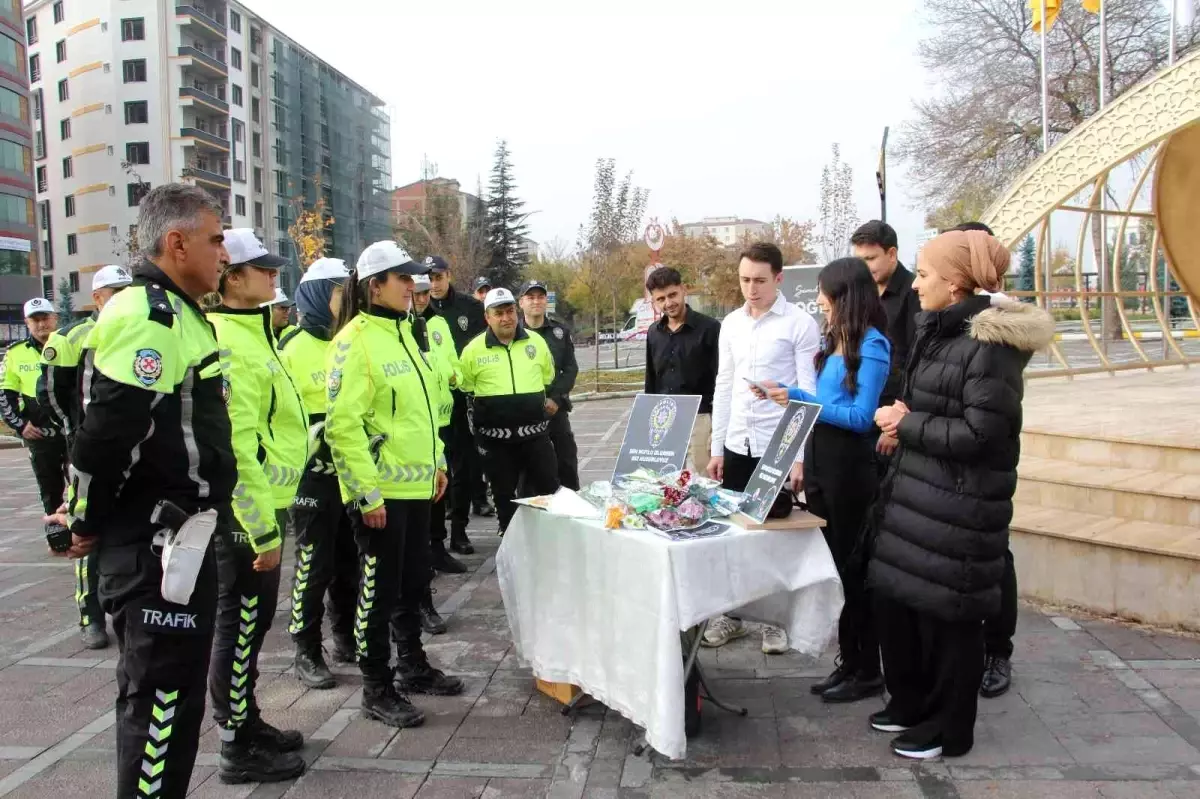 Öğrenciler görev başındaki polisleri unutmadı