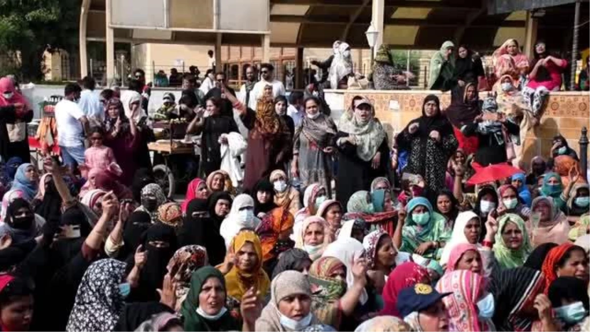 Pakistan\'da sağlık çalışanları gösteri düzenledi