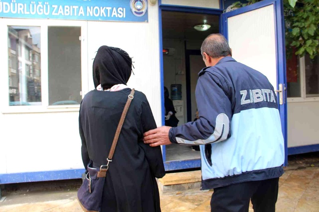 Dilencinin yanındaki pirinci kontrol eden zabıtalar, taş ayıklar gibi para ayıkladı Dilencinin yanındaki pirinci kontrol eden zabıtalar, taş ayıklar gibi para ayıkladı