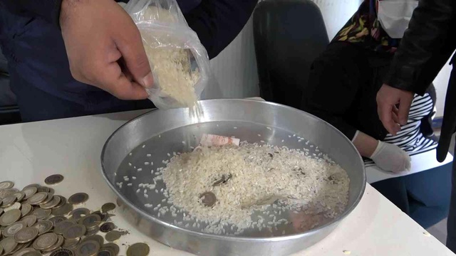 Pirincin içinden taş ayıklar gibi para ayıkladılar Pirincin içinden taş ayıklar gibi para ayıkladılar