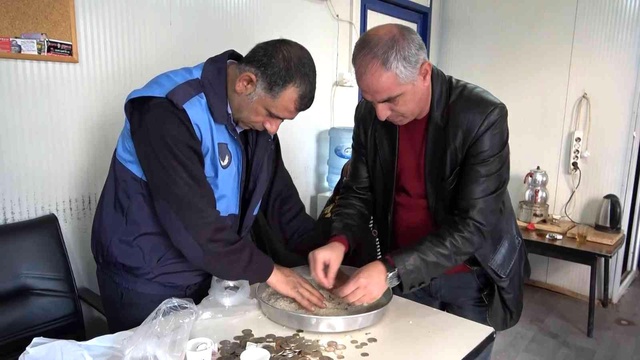 Pirincin içinden taş ayıklar gibi para ayıkladılar Pirincin içinden taş ayıklar gibi para ayıkladılar