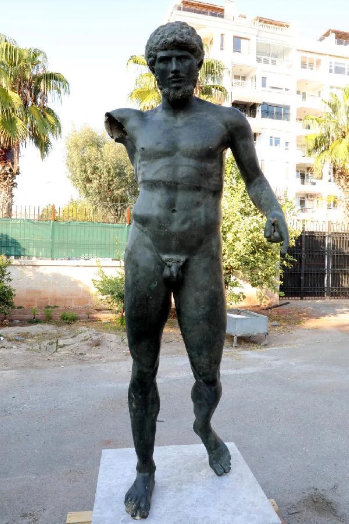 Roma İmparatoru Verus\'un bronz heykeli ana vatanına döndü