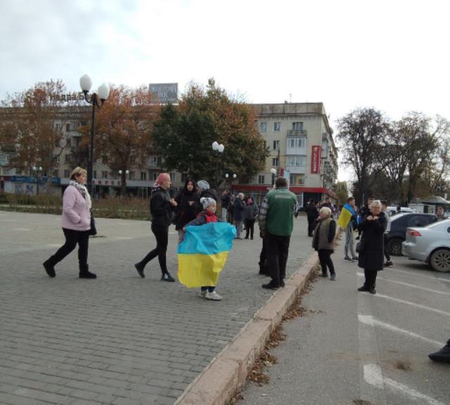 Rusya geri çekilme kararı almıştı! Ukrayna askerleri Herson'un merkezine bayraklarını astı Rusya geri çekilme kararı almıştı! Ukrayna askerleri Herson'un merkezine bayraklarını astı