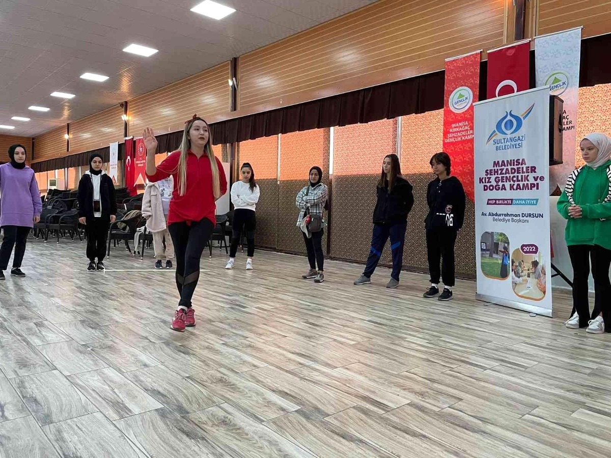 Sultangazili kız öğrenciler Gençlik Kampı\'nda eğlendi