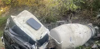 Trabzon'da devrilen beton mikserinin sürücüsü öldü