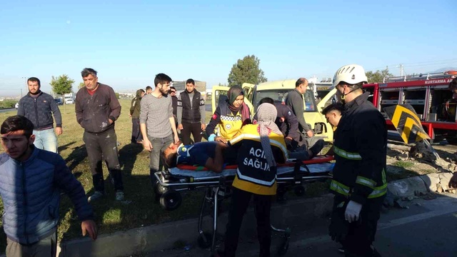 Trafik kazasında eşini kaybeden yaralı adamın feryatları yürekleri dağladı Trafik kazasında eşini kaybeden yaralı adamın feryatları yürekleri dağladı