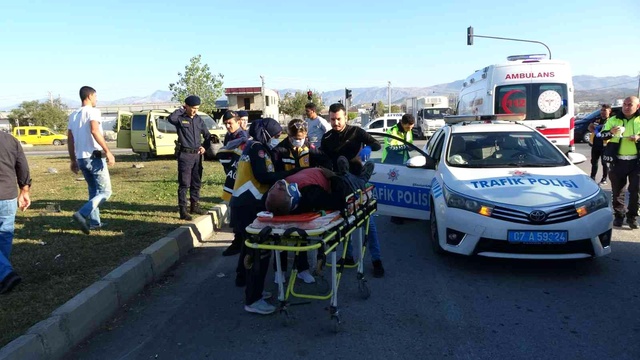 Trafik kazasında eşini kaybeden yaralı adamın feryatları yürekleri dağladı Trafik kazasında eşini kaybeden yaralı adamın feryatları yürekleri dağladı