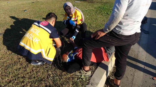 Trafik kazasında eşini kaybeden yaralı adamın feryatları yürekleri dağladı Trafik kazasında eşini kaybeden yaralı adamın feryatları yürekleri dağladı