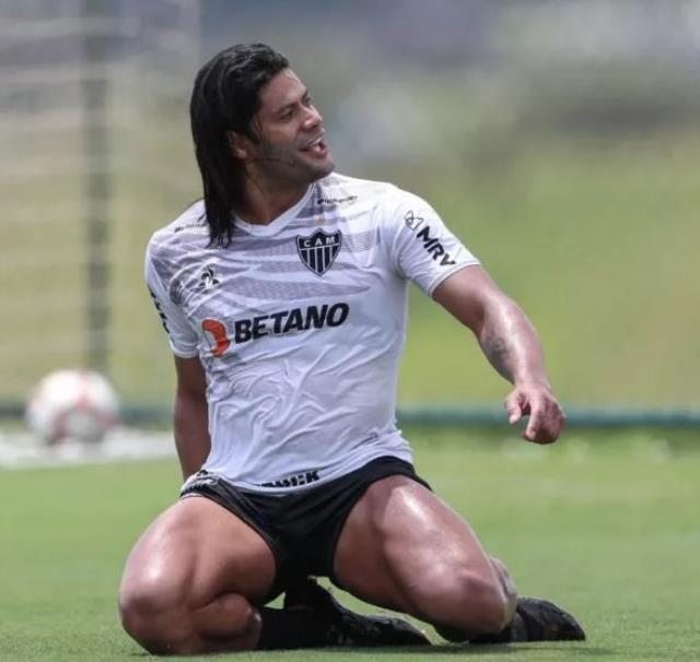 Yer yerinden oynayacak! Attığı gol sayısıyla ağızları açık bırakan Hulk, Süper Lig'e geliyor Yer yerinden oynayacak! Attığı gol sayısıyla ağızları açık bırakan Hulk, Süper Lig'e geliyor