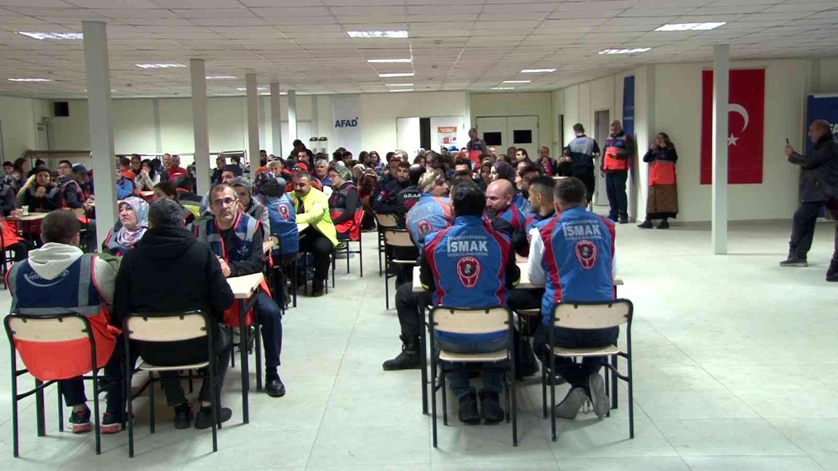 AFAD görevlileri "çök-kapan-tutun" tatbikatına katıldı