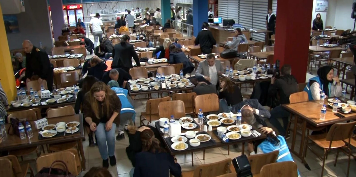 Antalya\'da kız öğrenciler deprem tatbikatına yemek yerken yakalandı