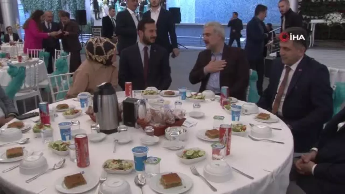 Bağcılar\'da 15 çift toplu düğün şöleniyle dünya evine girdi