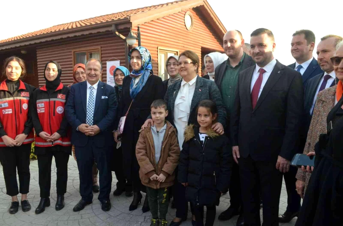 Aile ve Sosyal Hizmetler Bakanı Derya Yanık, Yalova\'da huzurevini ziyaret etti