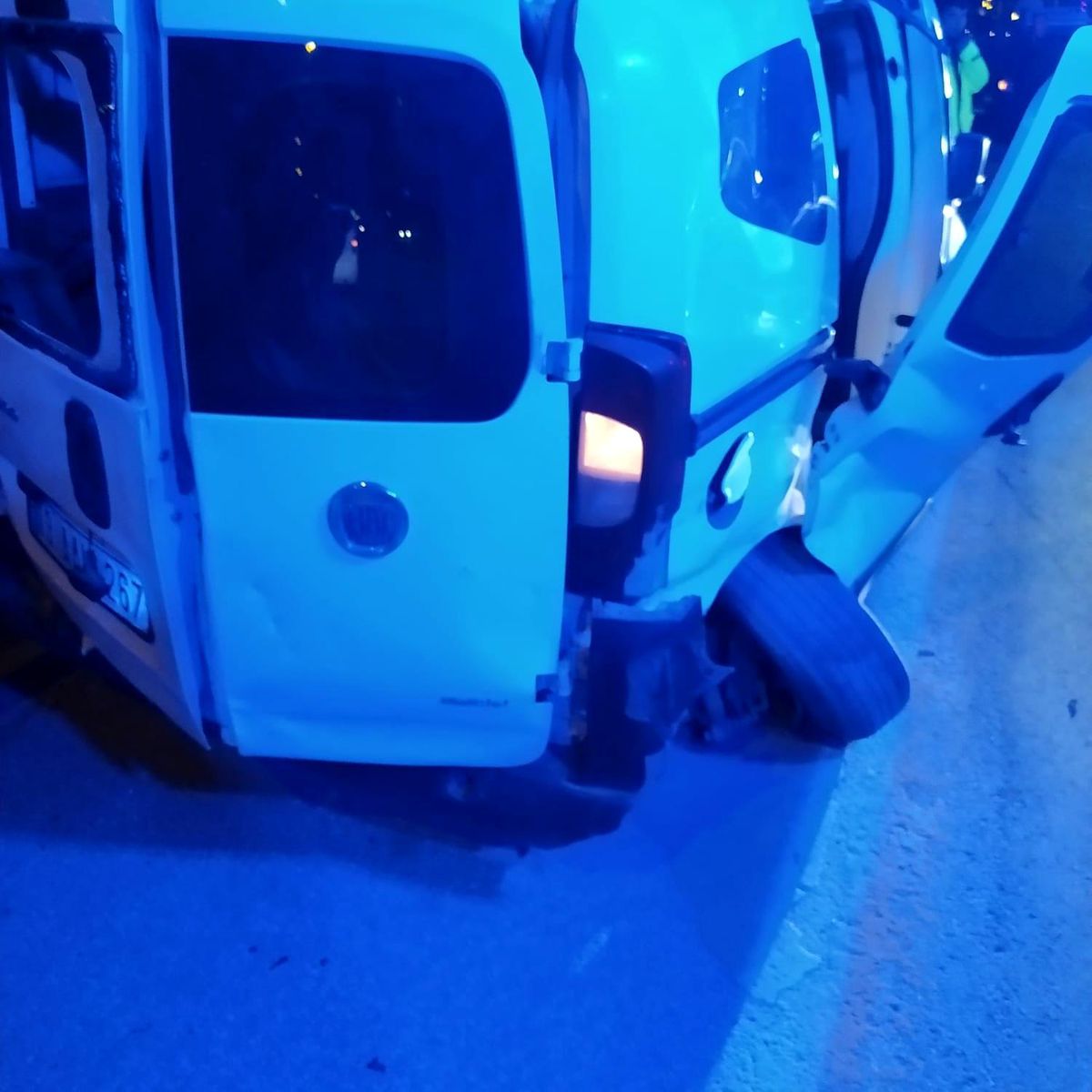 Bitlis\'te yolcu otobüsüne otomobil arkadan çarptı: 3 yaralı