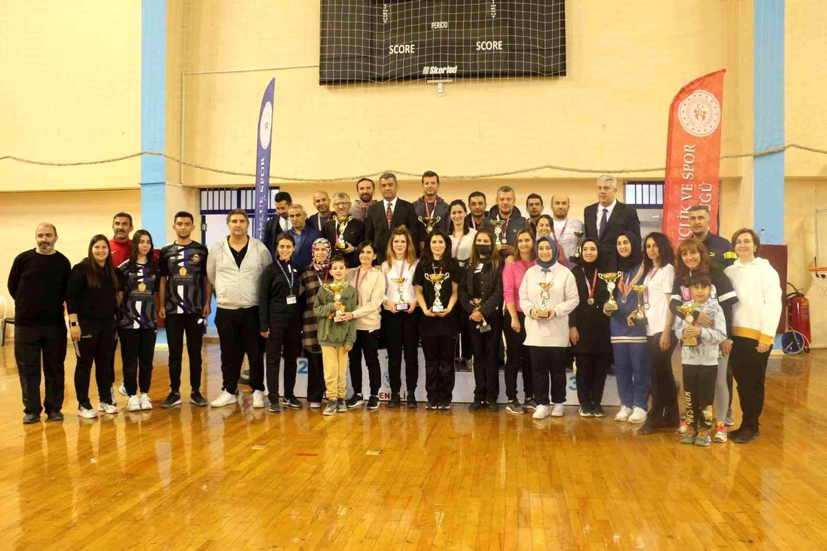 Bu defa öğretmenler şampiyonluk için ter döktü