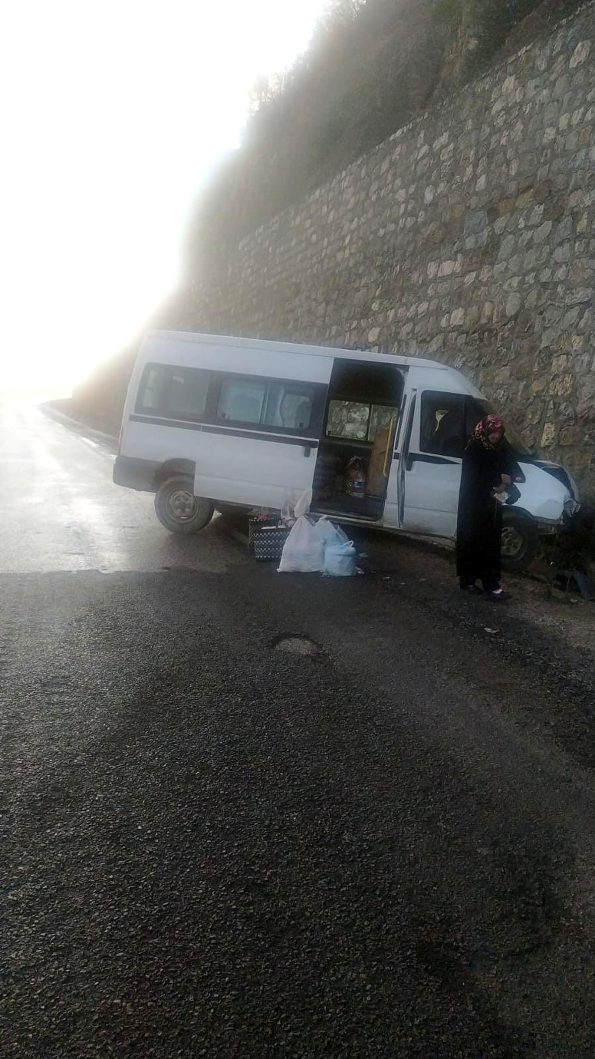 Buzlu yolda kontrolden çıkan minibüs duvara çarptı: 2 yaralı