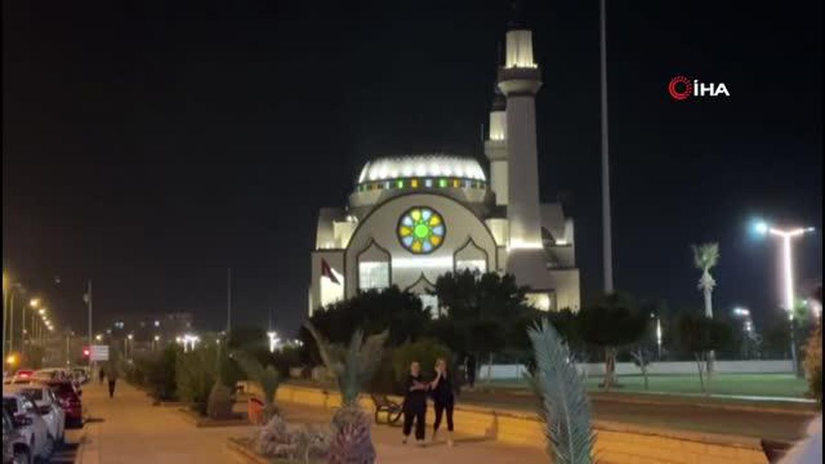 Deprem tatbikatına uyan ailenin görüntüleri gülümsetti
