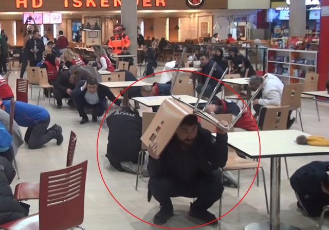 Deprem tatbikatından ilginç anlar! Komutu yanlış anladı, ne yaptığını kimse anlamadı Deprem tatbikatından ilginç anlar! Komutu yanlış anladı, ne yaptığını kimse anlamadı