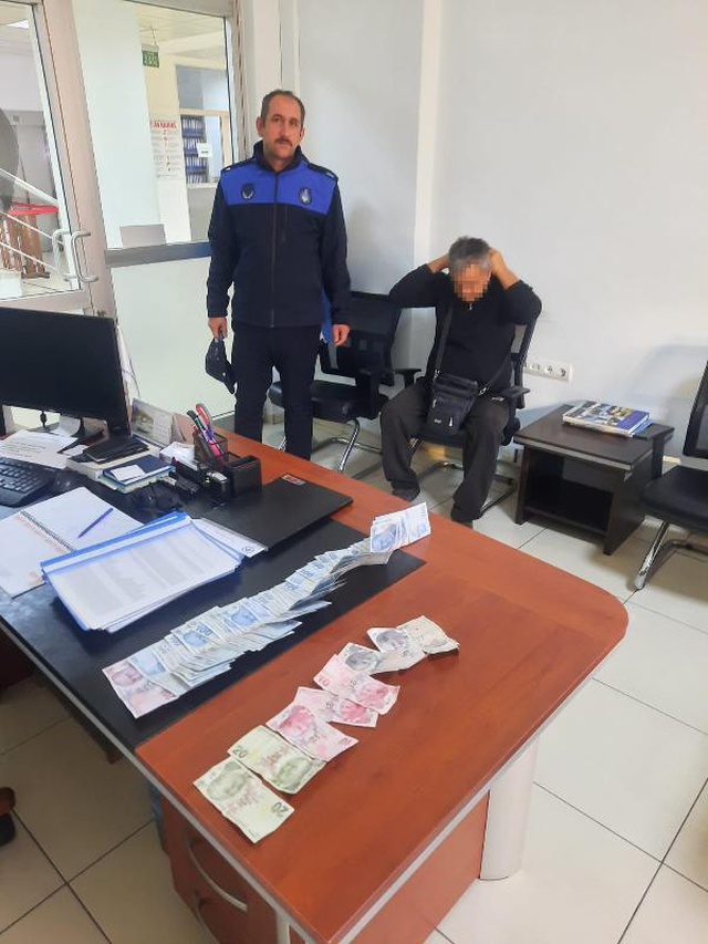 Dilencilik yaparken yakalandı, 3 dairesi olduğu ortaya çıktı Dilencilik yaparken yakalandı, 3 dairesi olduğu ortaya çıktı