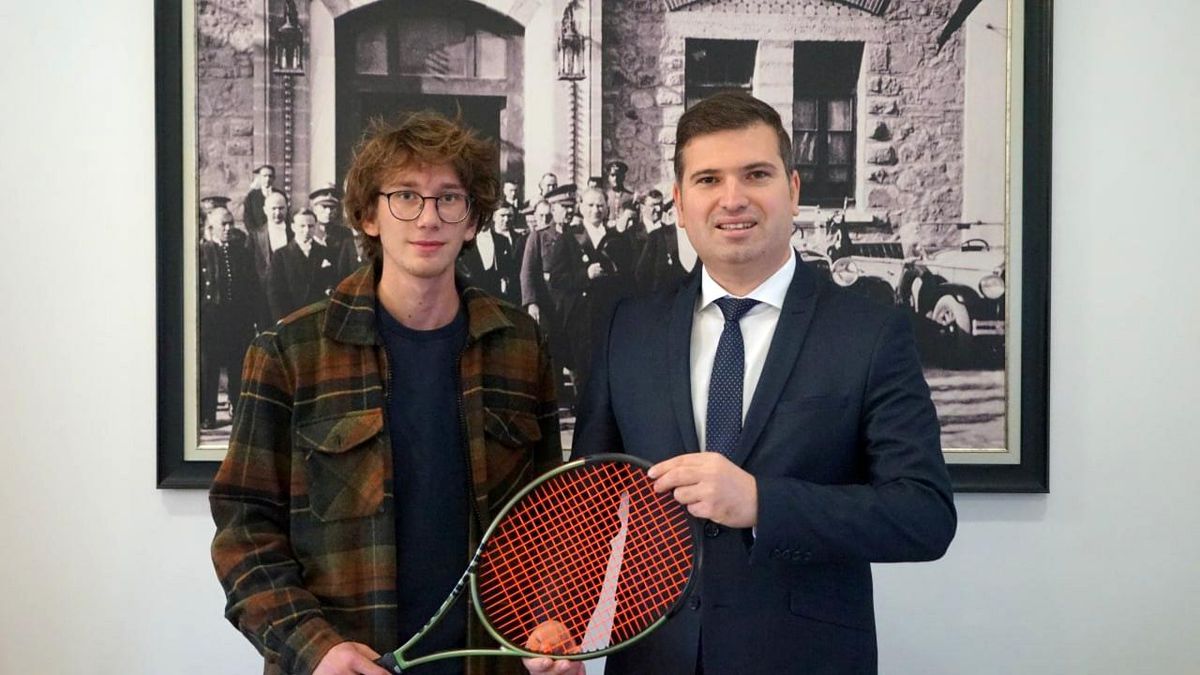 Edremit Belediye Başkan Yardımcısı Tayfun Canlı\' dan genç sporcuya tam destek