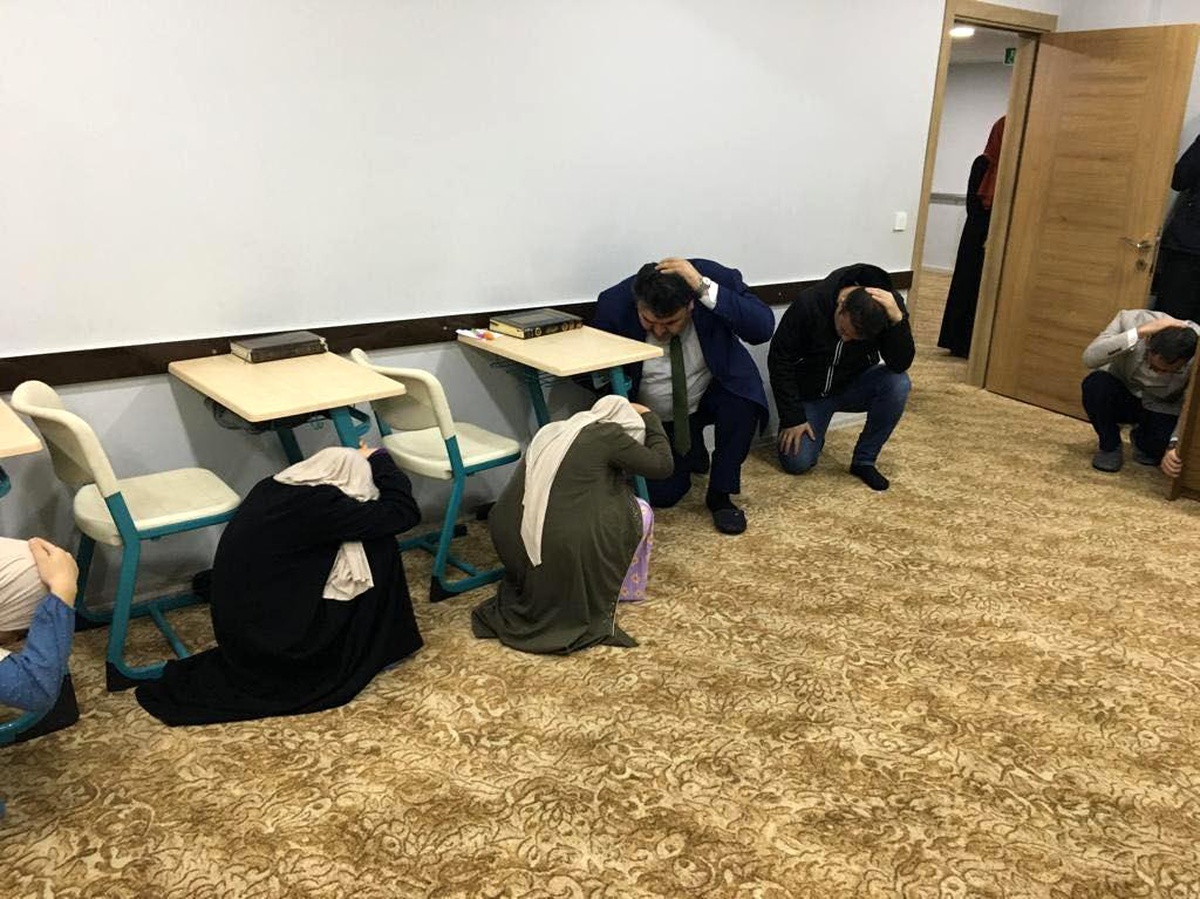 Edremit ve Havran\' da deprem anı çök-kapan-tutun tatbikatı