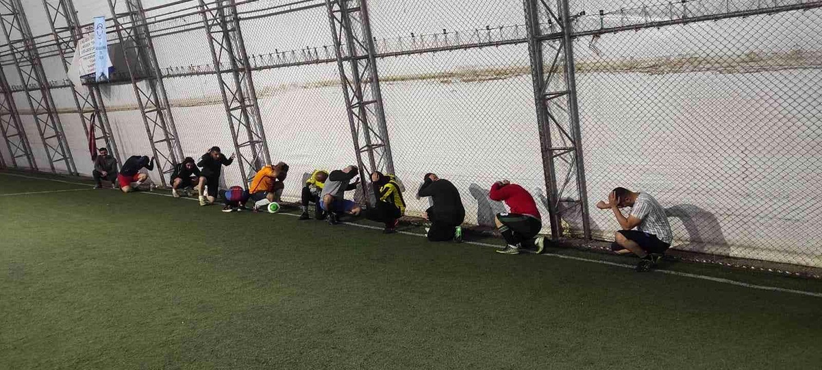 Halı saha oyuncularından "Çök-Kapan-Tutun" tatbikatına destek