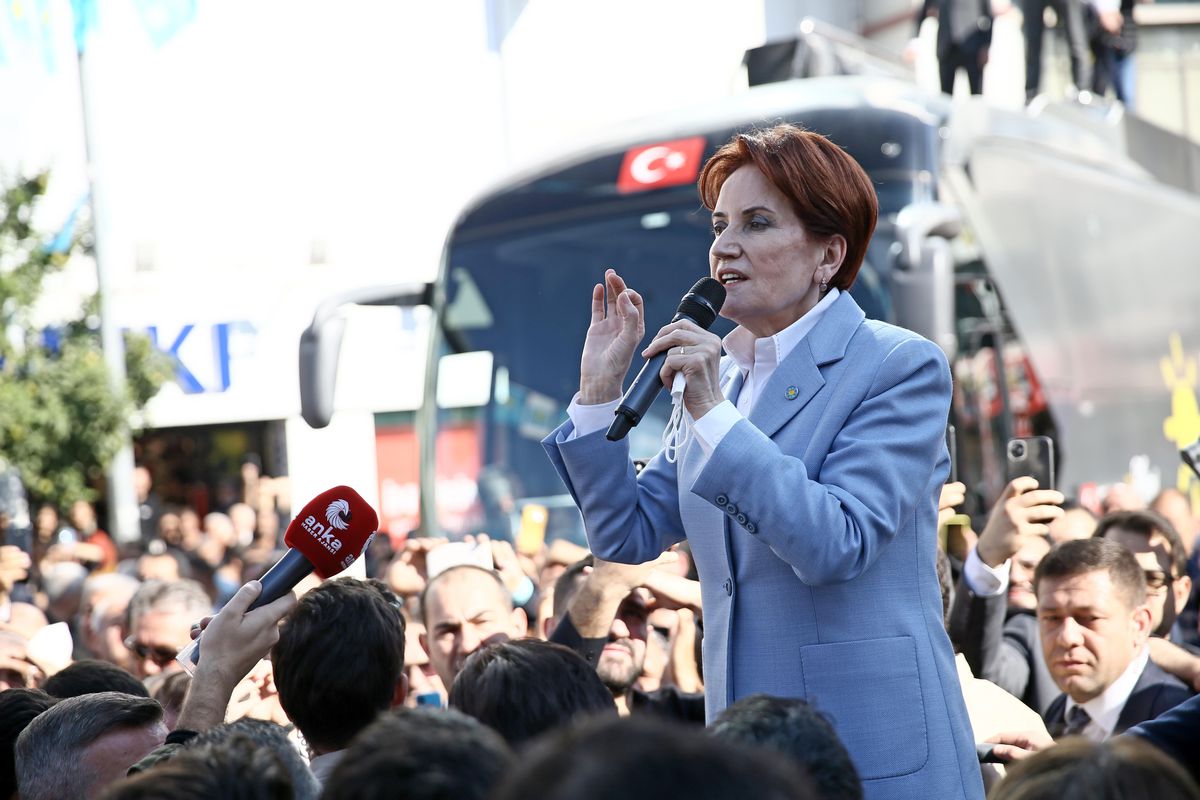 İYİ Parti Genel Başkanı Akşener, Adana'da esnaf ziyaretlerinde bulundu