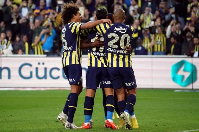 Kadıköy'de soğuk duş! 10 kişi Fenerbahçe, Giresunspor'a mağlup oldu Kadıköy'de soğuk duş! 10 kişi Fenerbahçe, Giresunspor'a mağlup oldu