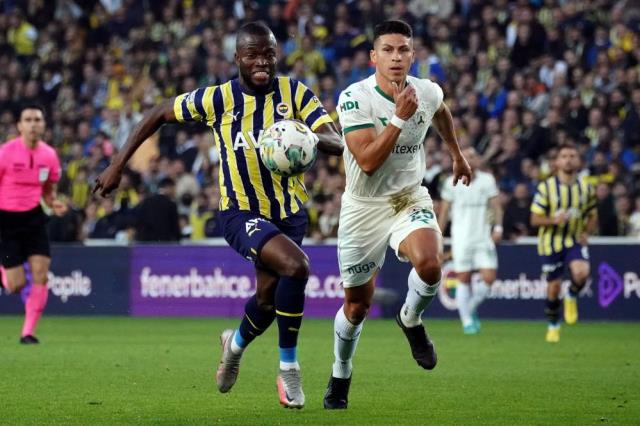 Kadıköy'de soğuk duş! 10 kişi Fenerbahçe, Giresunspor'a mağlup oldu Kadıköy'de soğuk duş! 10 kişi Fenerbahçe, Giresunspor'a mağlup oldu