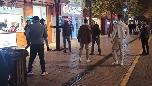 Kendisini ısıran köpeğe tekme atan adama vatandaşlardan meydan dayağı Kendisini ısıran köpeğe tekme atan adama vatandaşlardan meydan dayağı