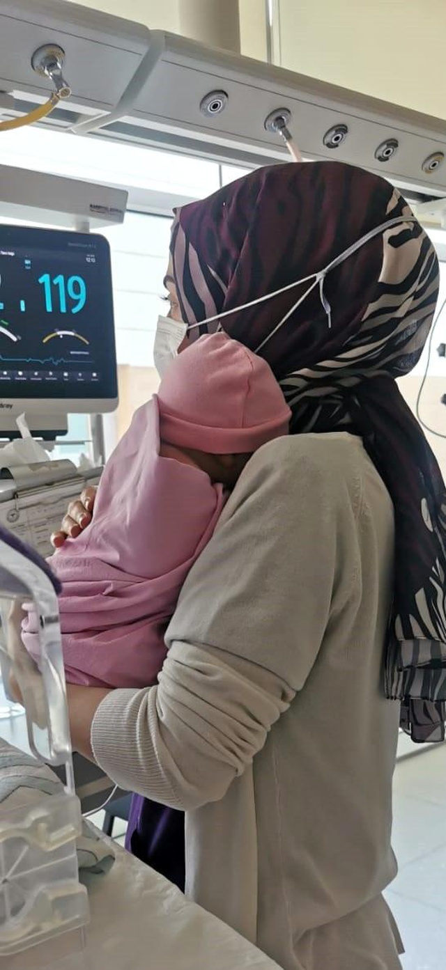 Yeni doğmuş bebeği kaldırım üzerine bırakıp terk ettiler Yeni doğmuş bebeği kaldırım üzerine bırakıp terk ettiler