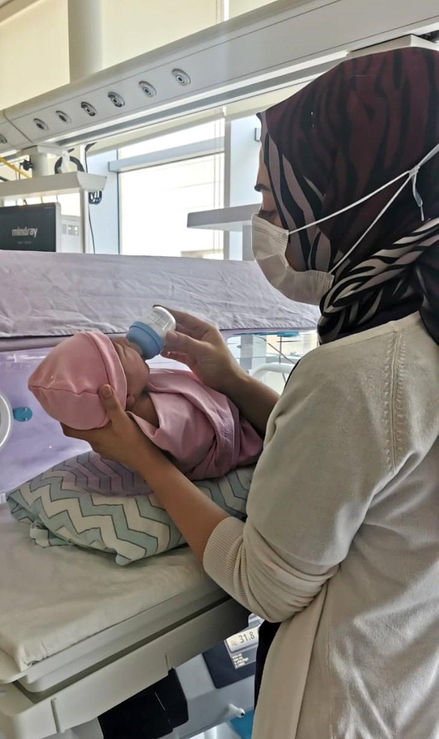 Yeni doğmuş bebeği kaldırım üzerine bırakıp terk ettiler Yeni doğmuş bebeği kaldırım üzerine bırakıp terk ettiler