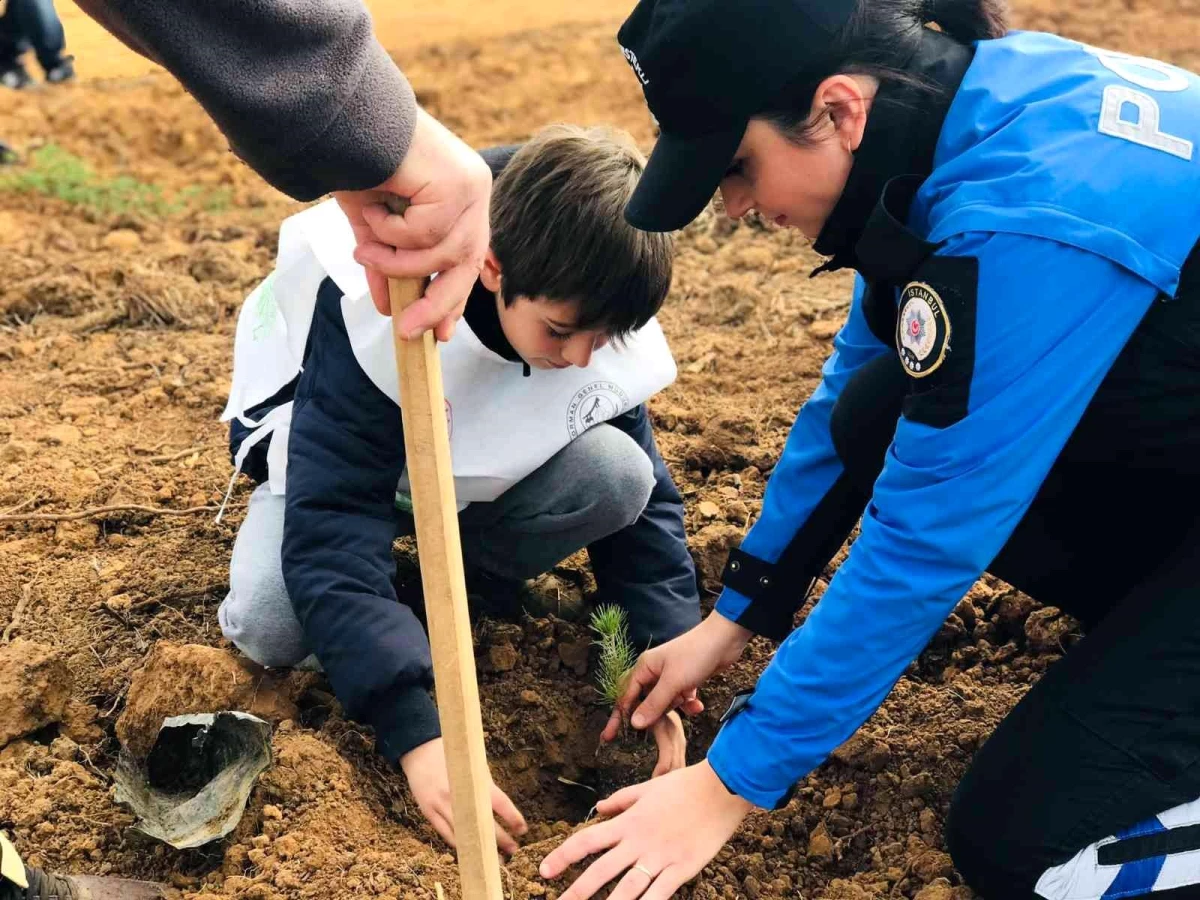 Milli Ağaçlandırma Günü\'nde öğrenciler fidanları toprakla buluşturdu