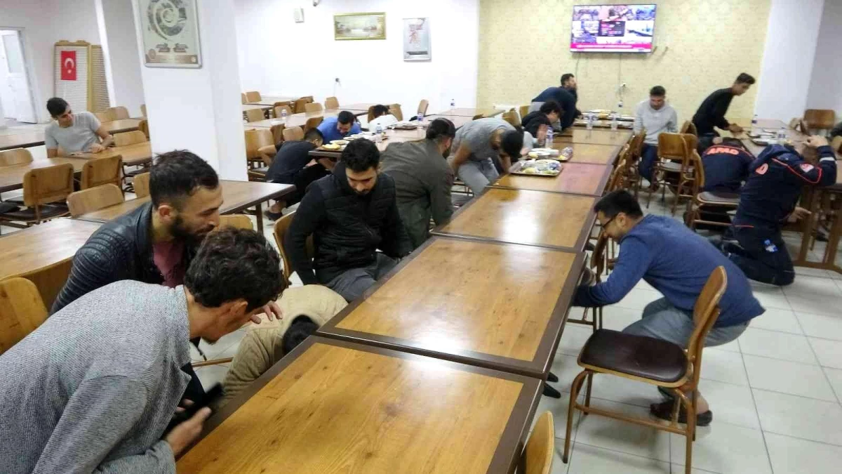 Osmaniye\'de öğrenciler deprem tatbikatına akşam yemeğinde yakalandı