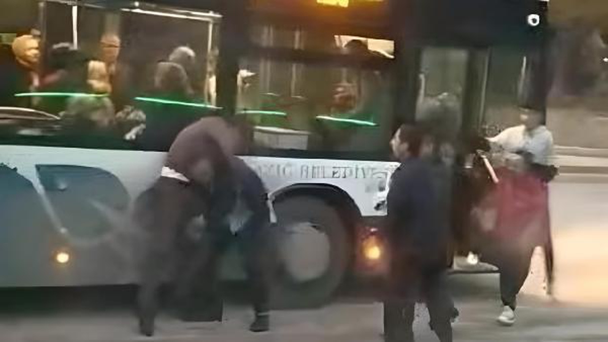 Otobüs şoförü ile yolcunun \'durakta durmadın\' kavgası kamerada