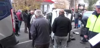 Park halindeki araçlara çarpıp devrilen otomobilin sürücüsü hafif yaralandı
