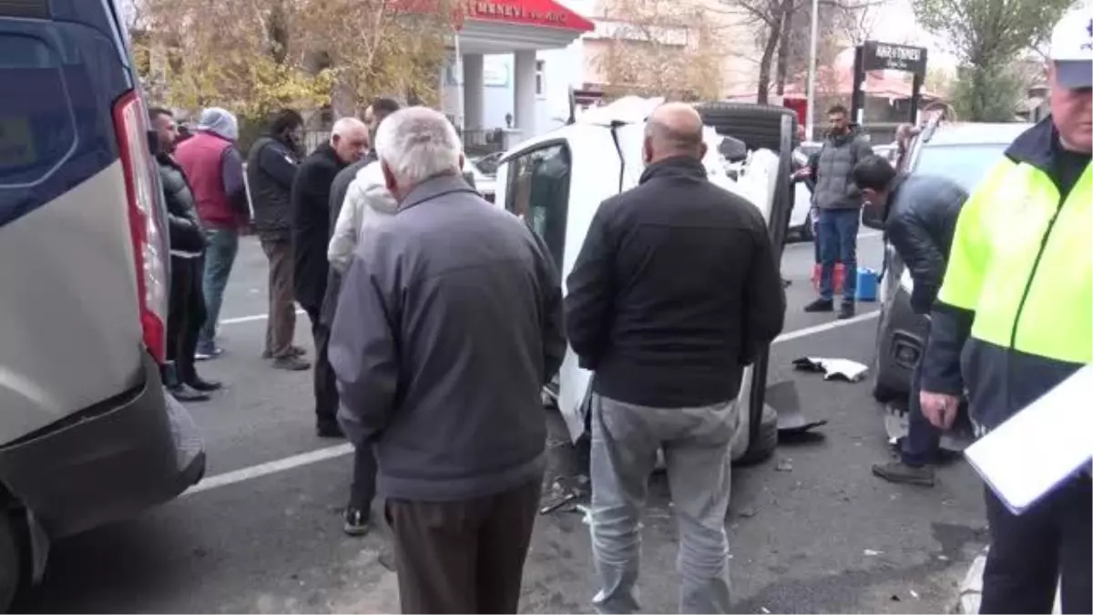 Park halindeki araçlara çarpıp devrilen otomobilin sürücüsü hafif yaralandı