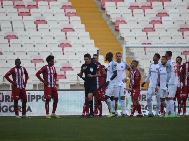 Sivasspor'un galibiyet özlemi sürüyor! Ümraniye engelini de geçemediler Sivasspor'un galibiyet özlemi sürüyor! Ümraniye engelini de geçemediler