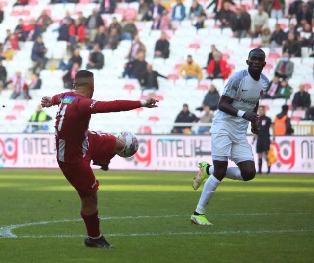 Sivasspor'un galibiyet özlemi sürüyor! Ümraniye engelini de geçemediler Sivasspor'un galibiyet özlemi sürüyor! Ümraniye engelini de geçemediler